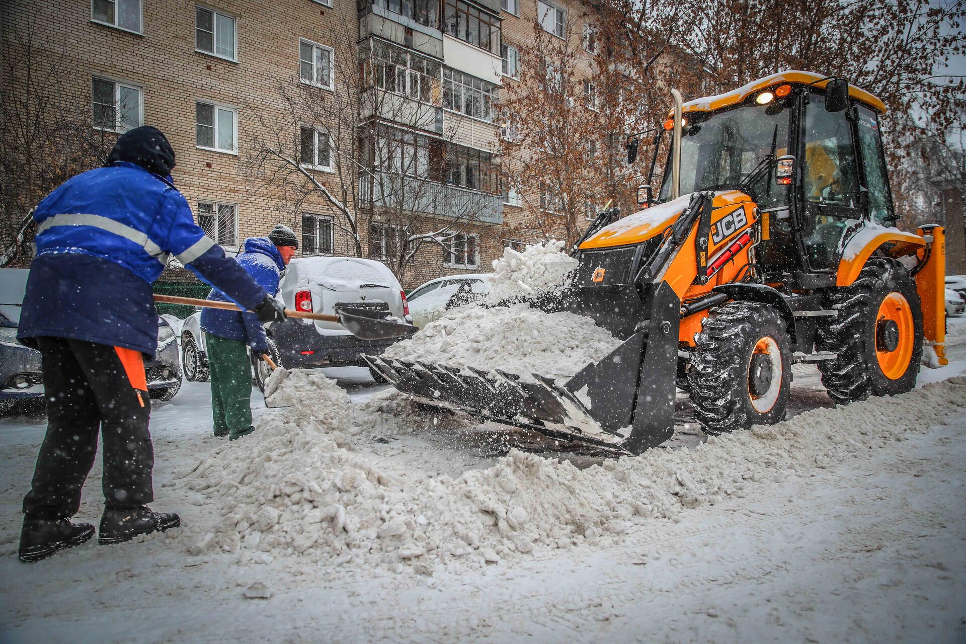 Очистка дворов от снега и наледи в Брянске — уборка снега, трактор и ручная, цены от 538 руб. | ПроМусор