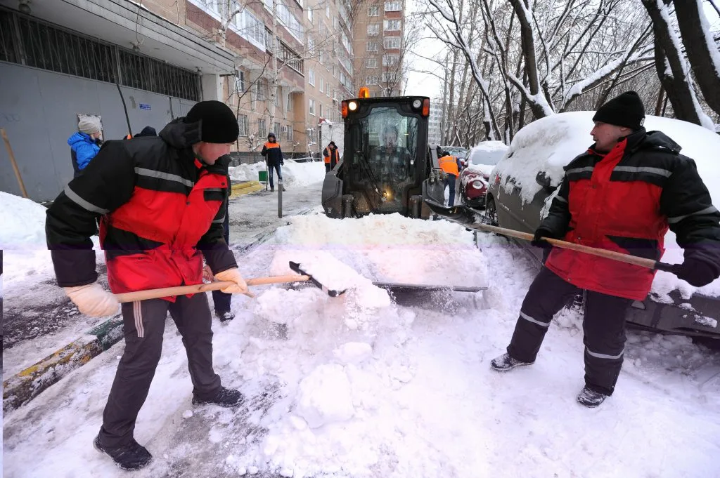 Очистка дворов от снега с гарантией результата в Брянске в октябре